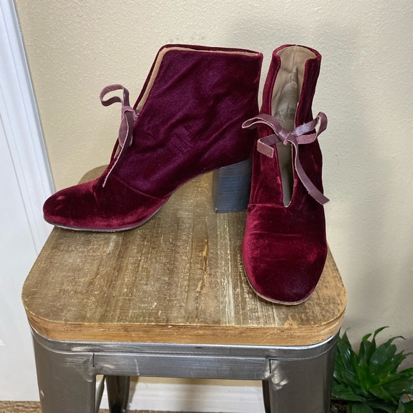 Coclico Anthropologie Rich Velvet Bootie with Leather Tie, size 38 1/2 - Picture 1 of 12